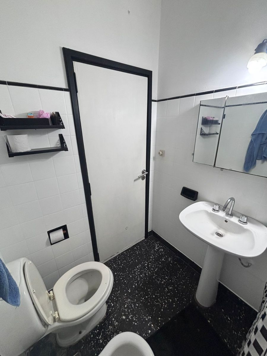 Casa de 4 ambientes en excelente estado y cuenta con una cochera