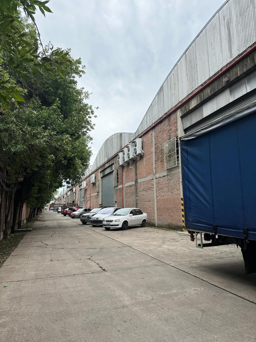Nave Industrial en Alquiler - 2200 m2 - c/ Oficinas. La Tablada, Provincia de Buenos Aires.