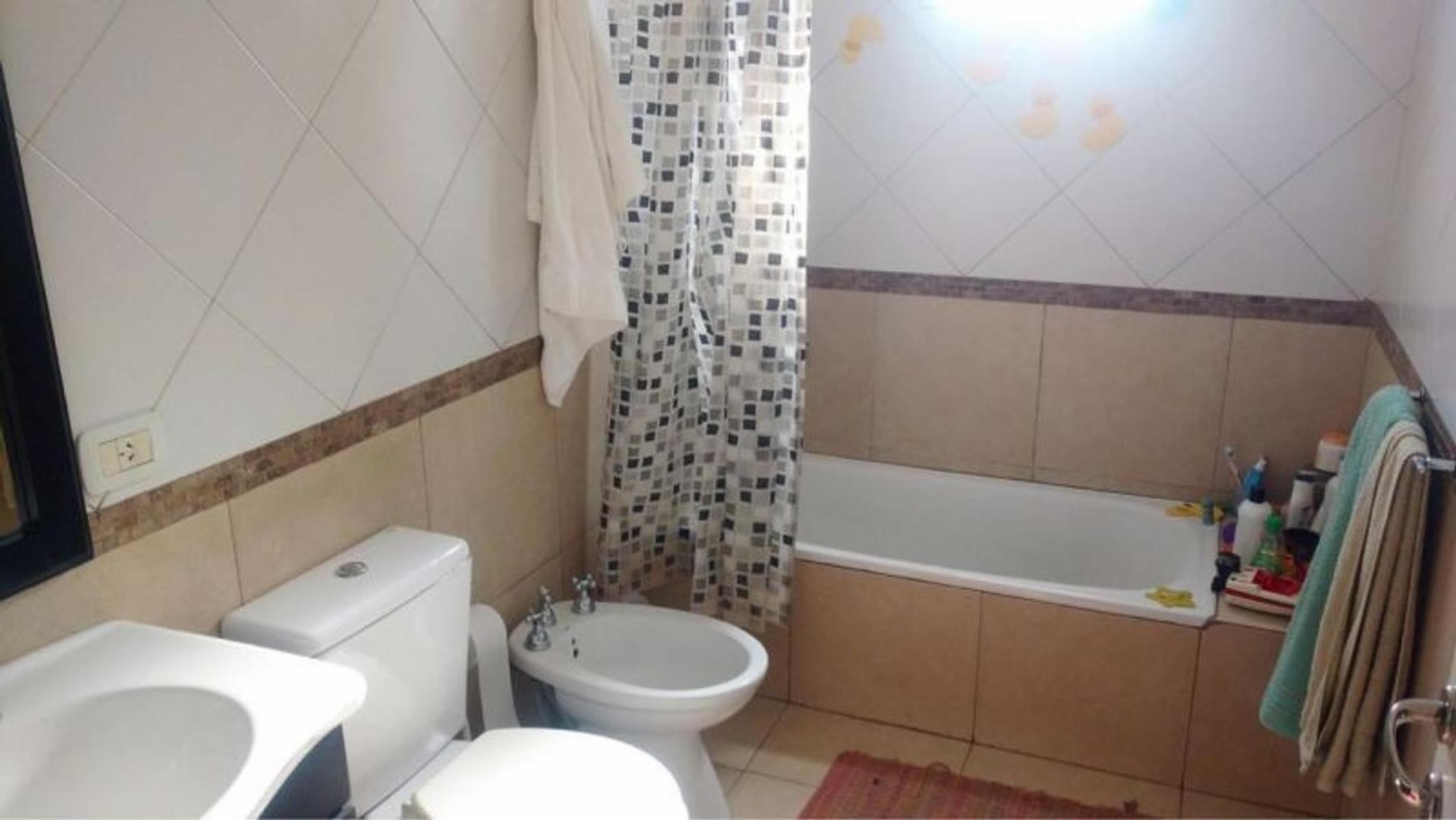 Anatole France · Morón — foto 15