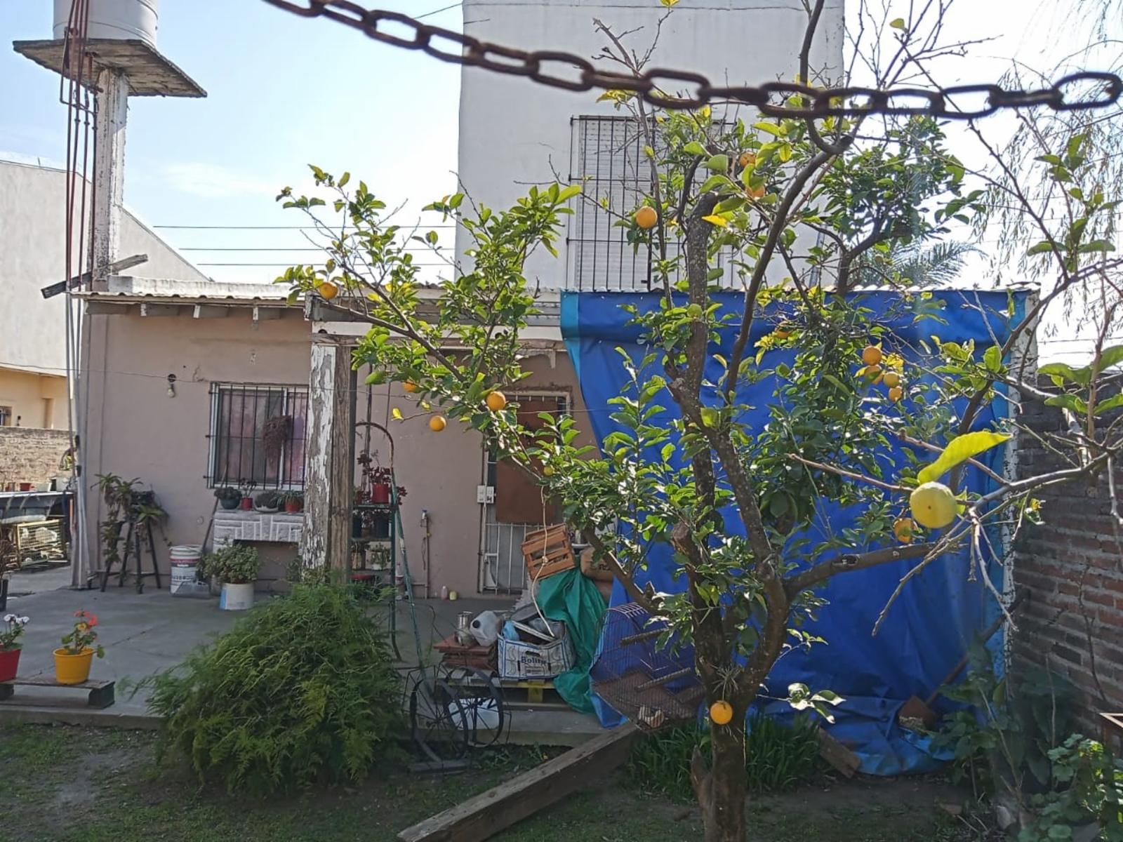 EXCELENTE PROPIEDAD CUATRO AMBIENTES JARDIN PATIO ENTRADA DE AUTO PASANTE Y FONDO LIBRE