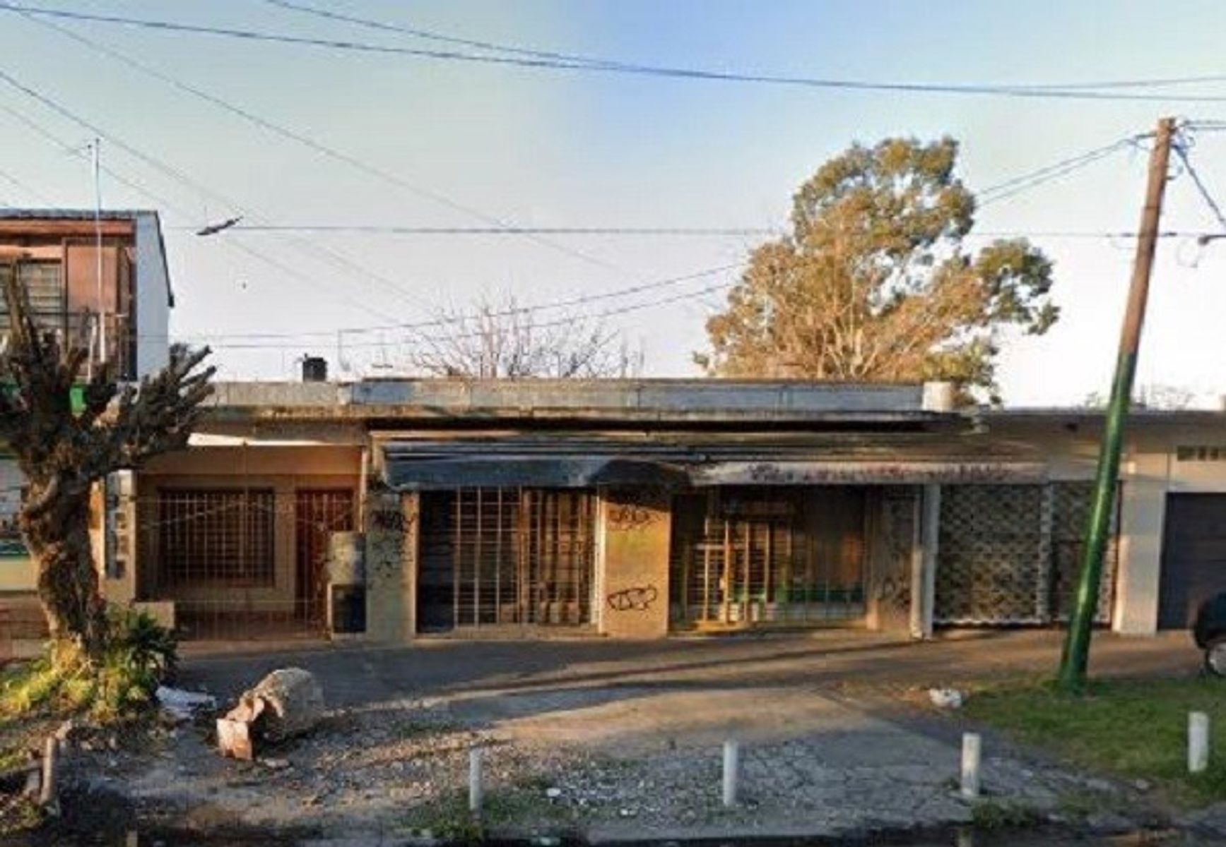 Casa 2 Ambientes + 2 Locales EN VENTA, Av. Muñiz 400, Ituzaingó. IdealInversor. Precio Retasado