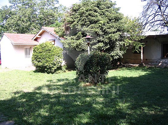 BURZACO - Casa tipo casaquinta desarrollada sobre 3 lotes, 1500 m2 único en la zona, Ideal para proyecto urbanístico  o proyecto de duplex, se escucha oferta razonable.ACEPTA PERMUTA.