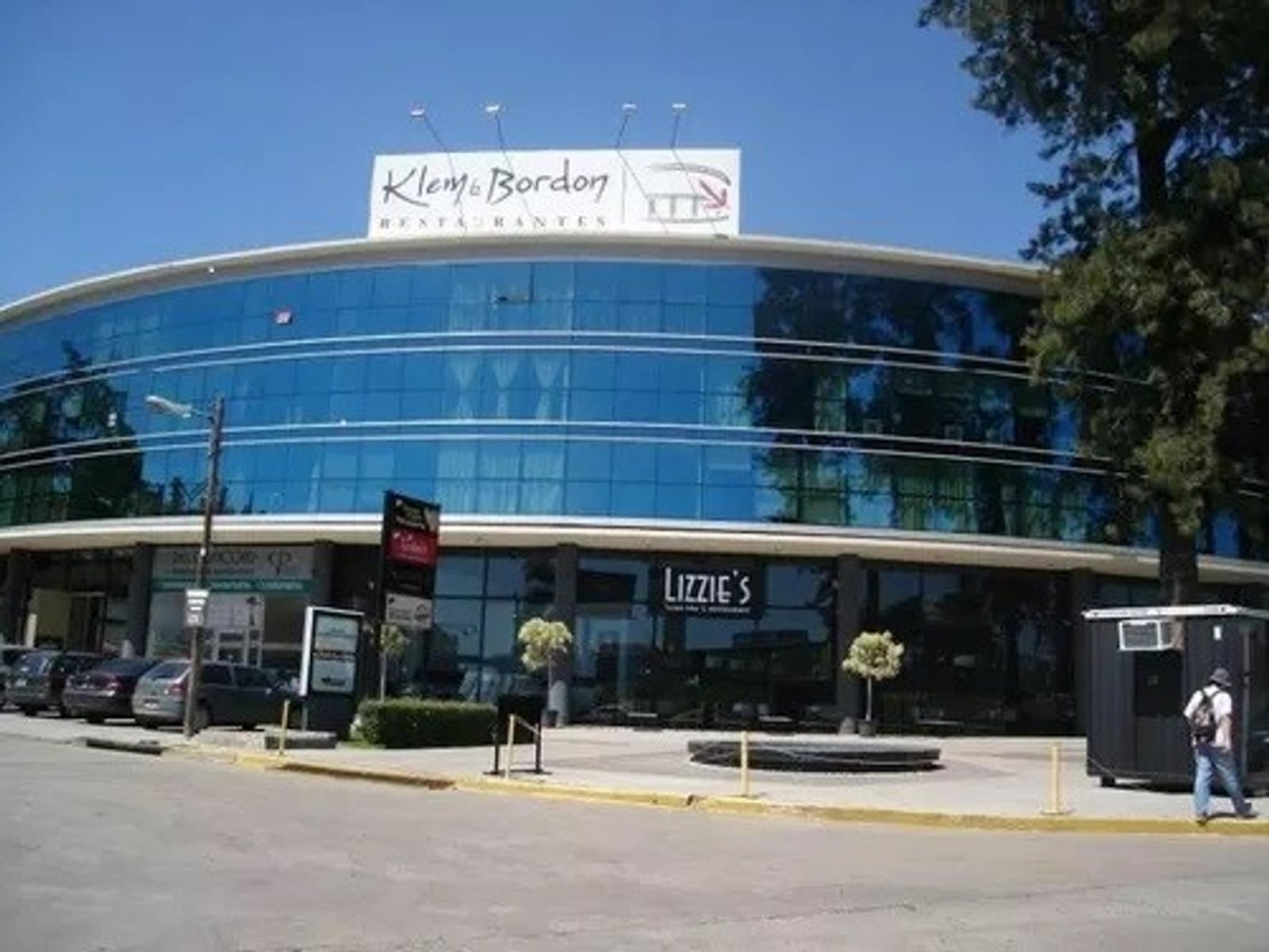 Venta tres ambientes con balcón y cochera.