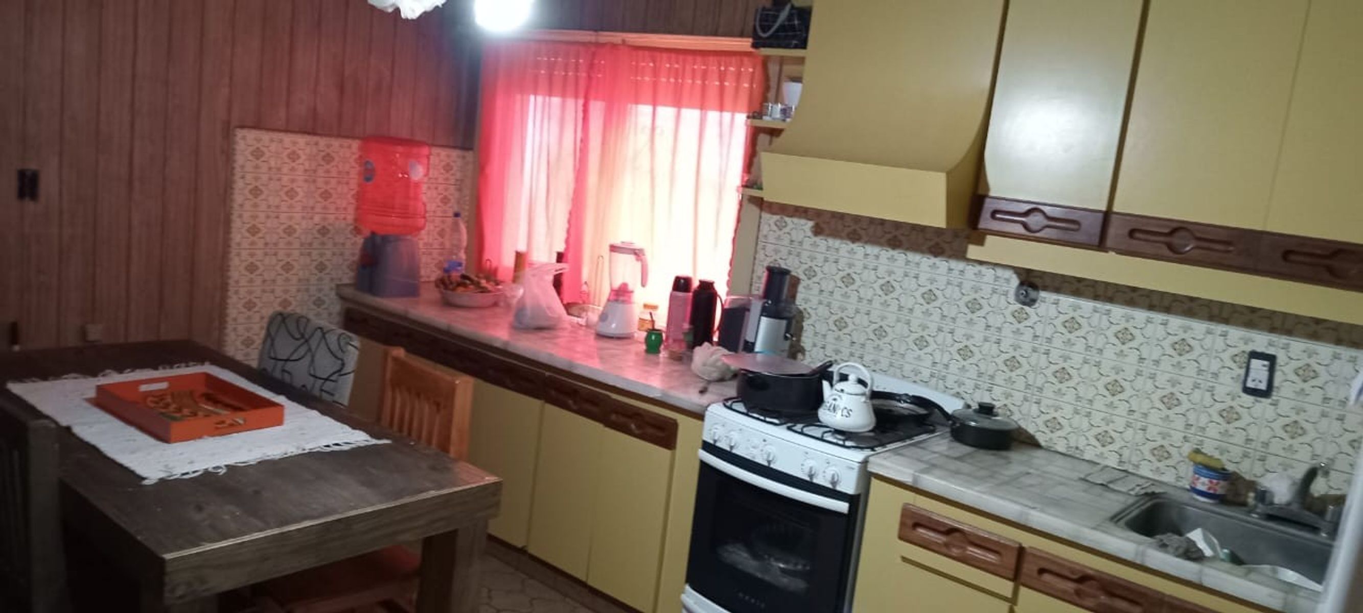 EXCELENTE PROPIEDAD CENTRICA DE TRES AMBIENTES CON KINCHO GARAGE JARDINY FONDO LIBRE