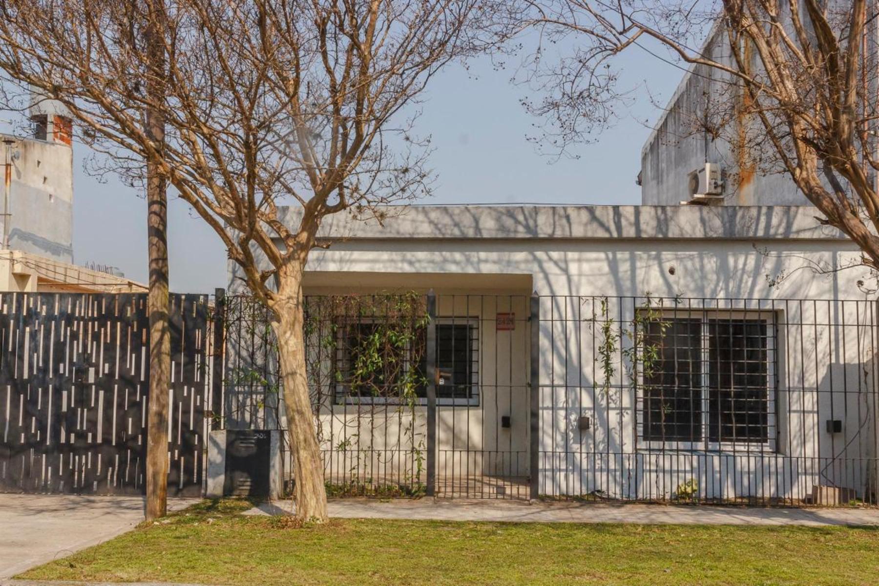 EXCELENTE CASA AMERICANA  4 AMB - CASTELAR NORTE