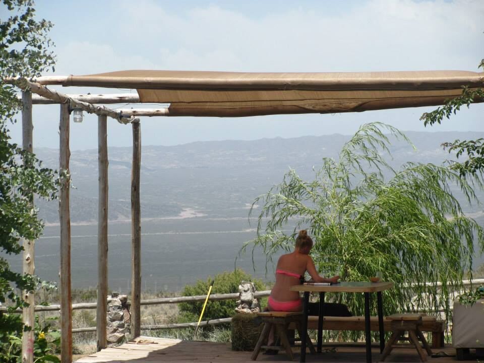 Hostería Ecológica dentro de un terreno de 6300 m2. Esta hostería a sido galardonada por su cuidado del medio ambiente, ya que se abastece con energías alternativas, como ser la eólica y la solar.-