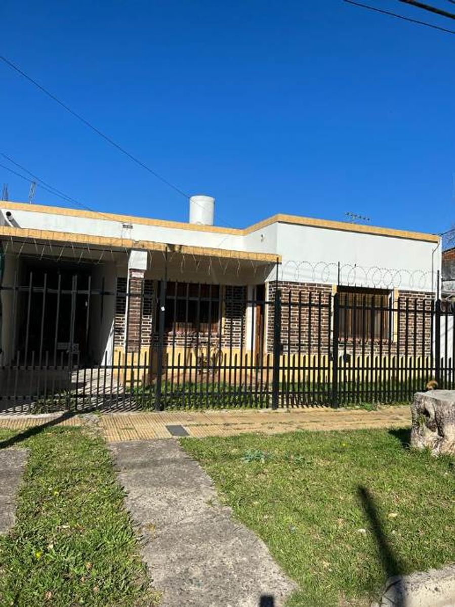 CASA AMERICANA APTO CRÉDITO EN CASTELAR SUR