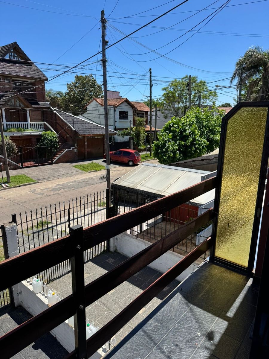 Duplex de 3 ambientes al frente con cochera, balcón y patio conparrilla. NUEVO VALOR. APTO CREDITO