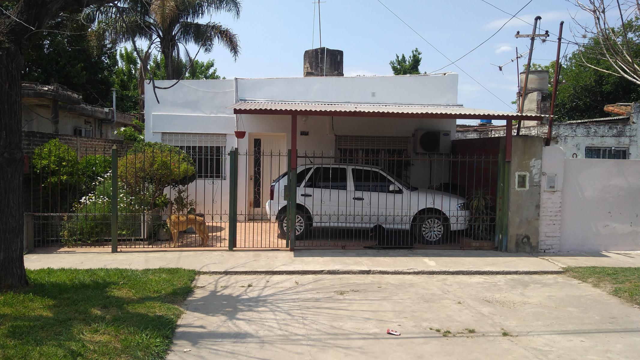 EXCELENTE PROPIEDAD DE TRES AMBIENTES AMPLIOS CON ENTRADA DE AUTO Y FONDO LIBRE