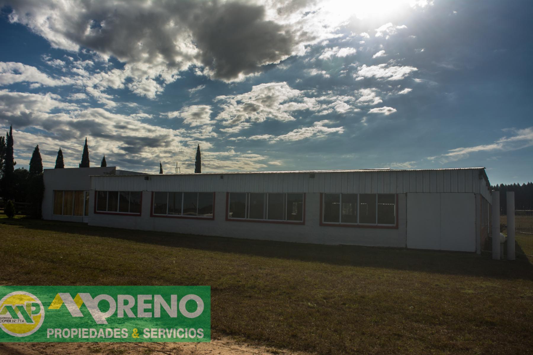 Excelente propiedad de 1ha con 860 m2 cubiertos. Salón de eventos.