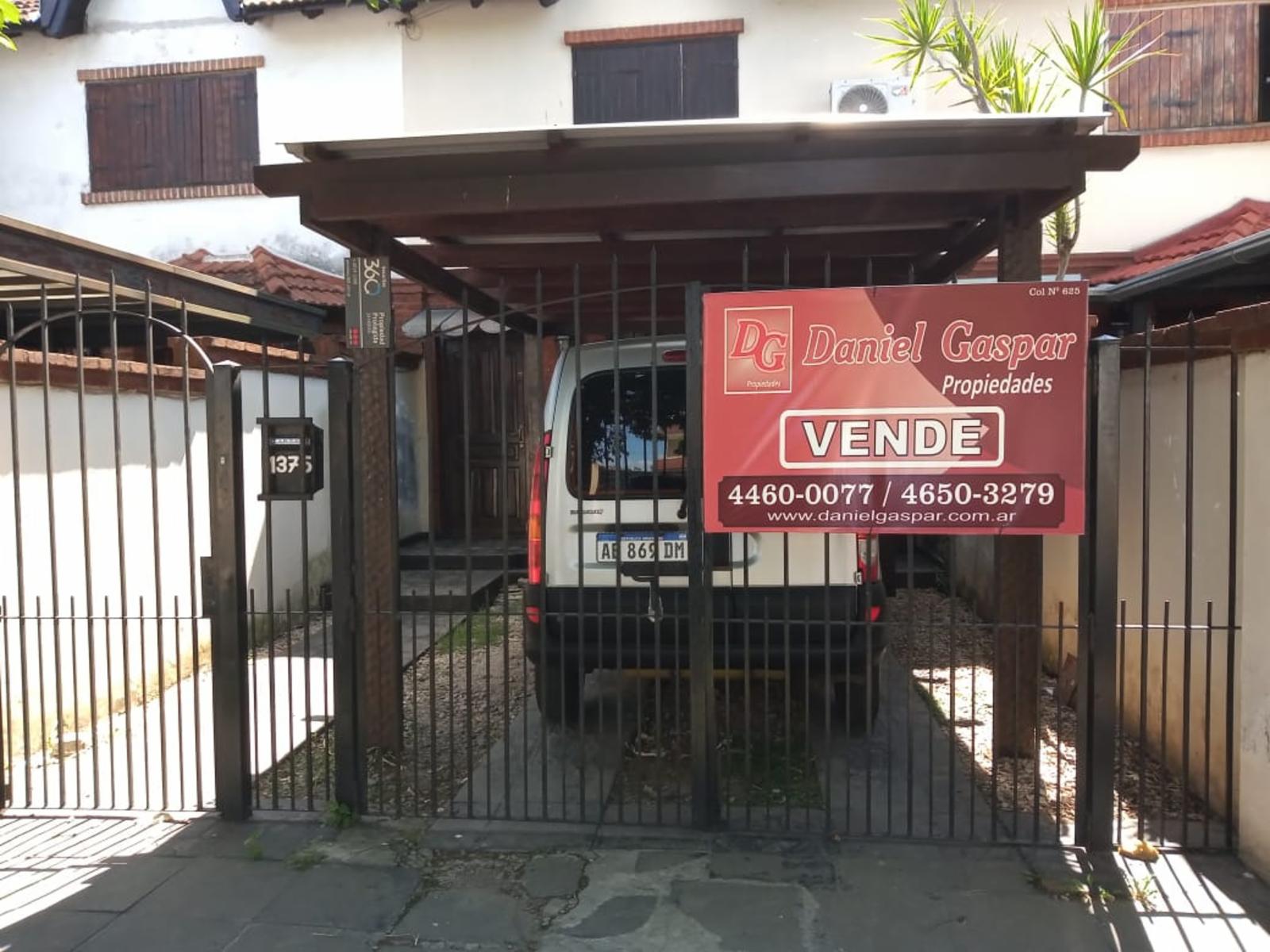 EXCELENTE TRÍPLEX CON AMPLIO FONDO LIBRE