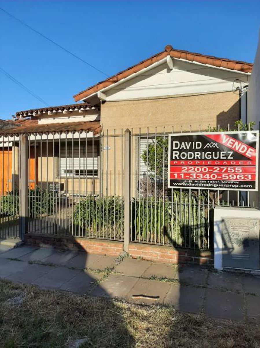 CHALET DE 4 AMBIENTES EN VENTA - VILLA TESEI