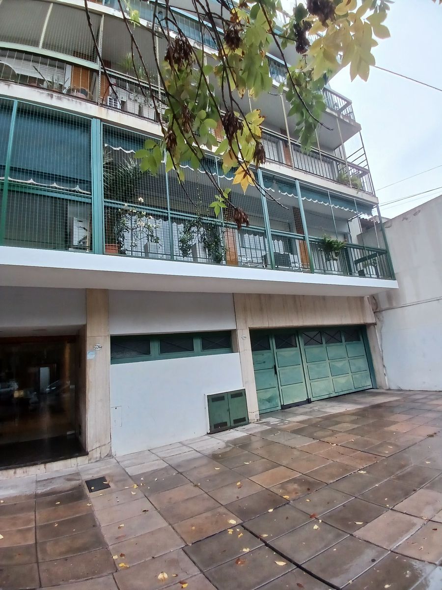 DEPARTAMENTO DE 2 AMB MUY AMPLIO CTFTE BALCON CORRIDO Y COCHERA DESCUBIERTA FIJA