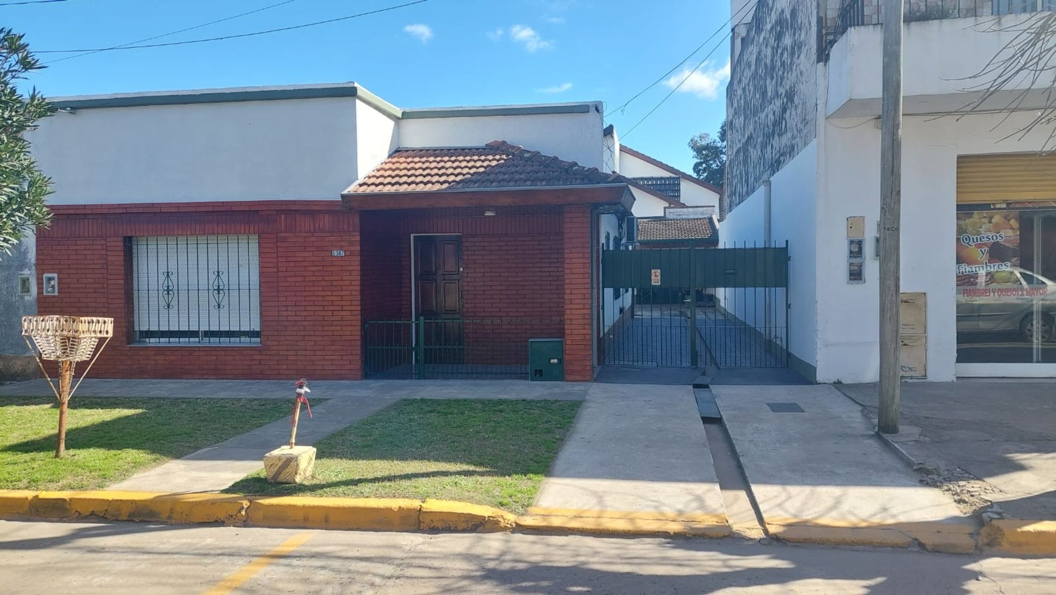 CASA TIPO AMERICANA EXCELENTE UBICACION