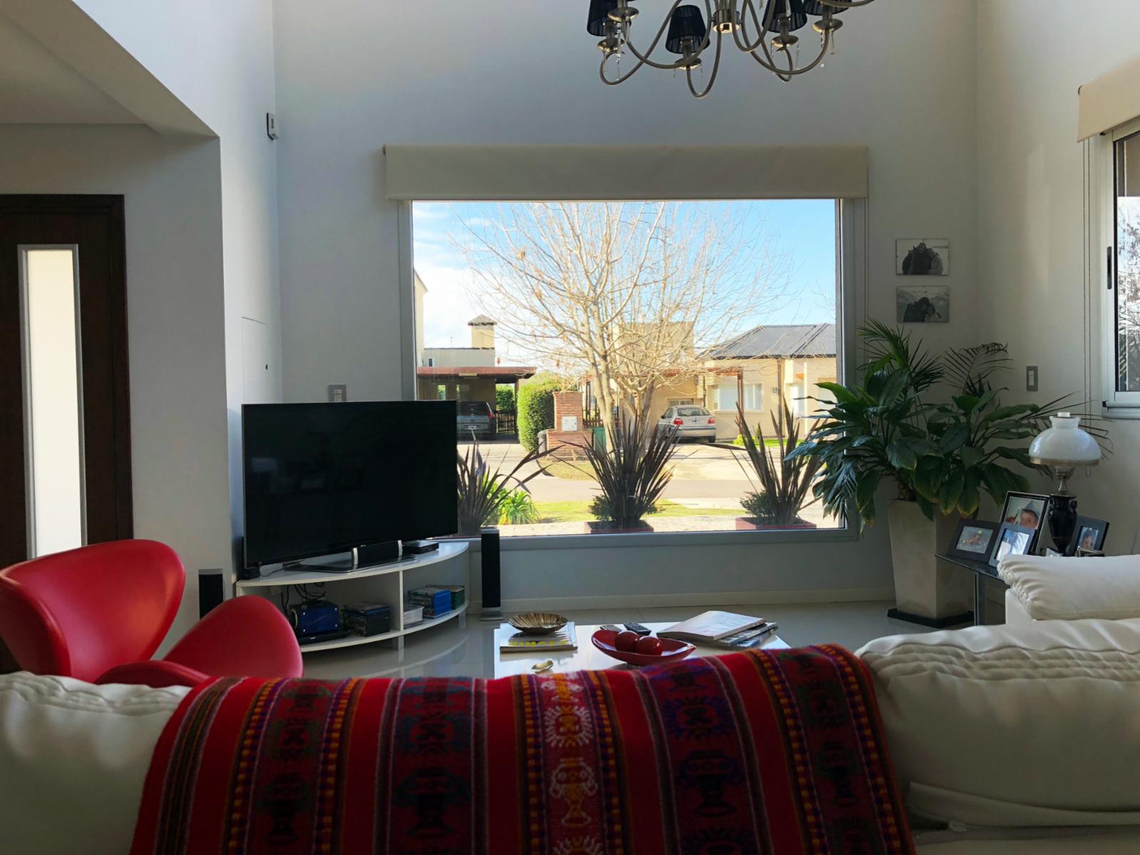MODERNA CASA de 6 AMB. EN BARRIO CERRADO - PILAR DEL ESTE - BARRIO LOS JAZMINES