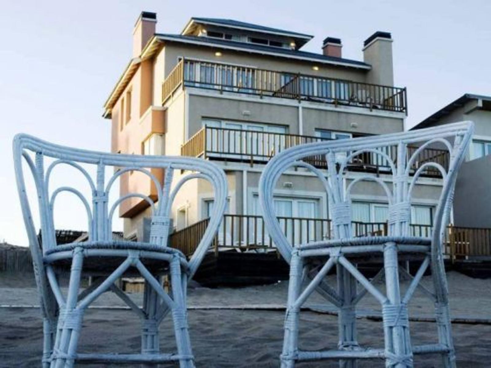Departamento sobre la playa. 2 dormitorios. Cochera. Mar de Ostende. Departamento en Venta.