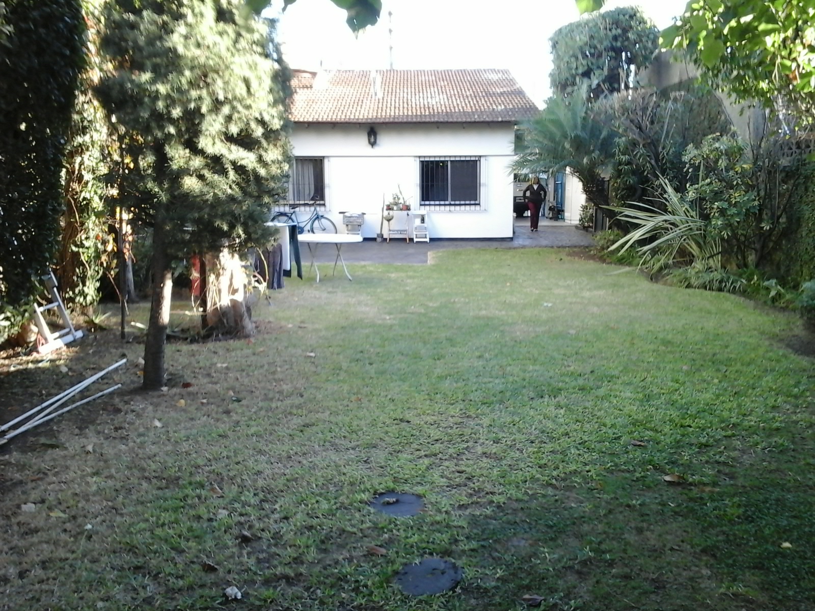 Chalet de 4 ambientes. Gran Fondo, con dependencias.