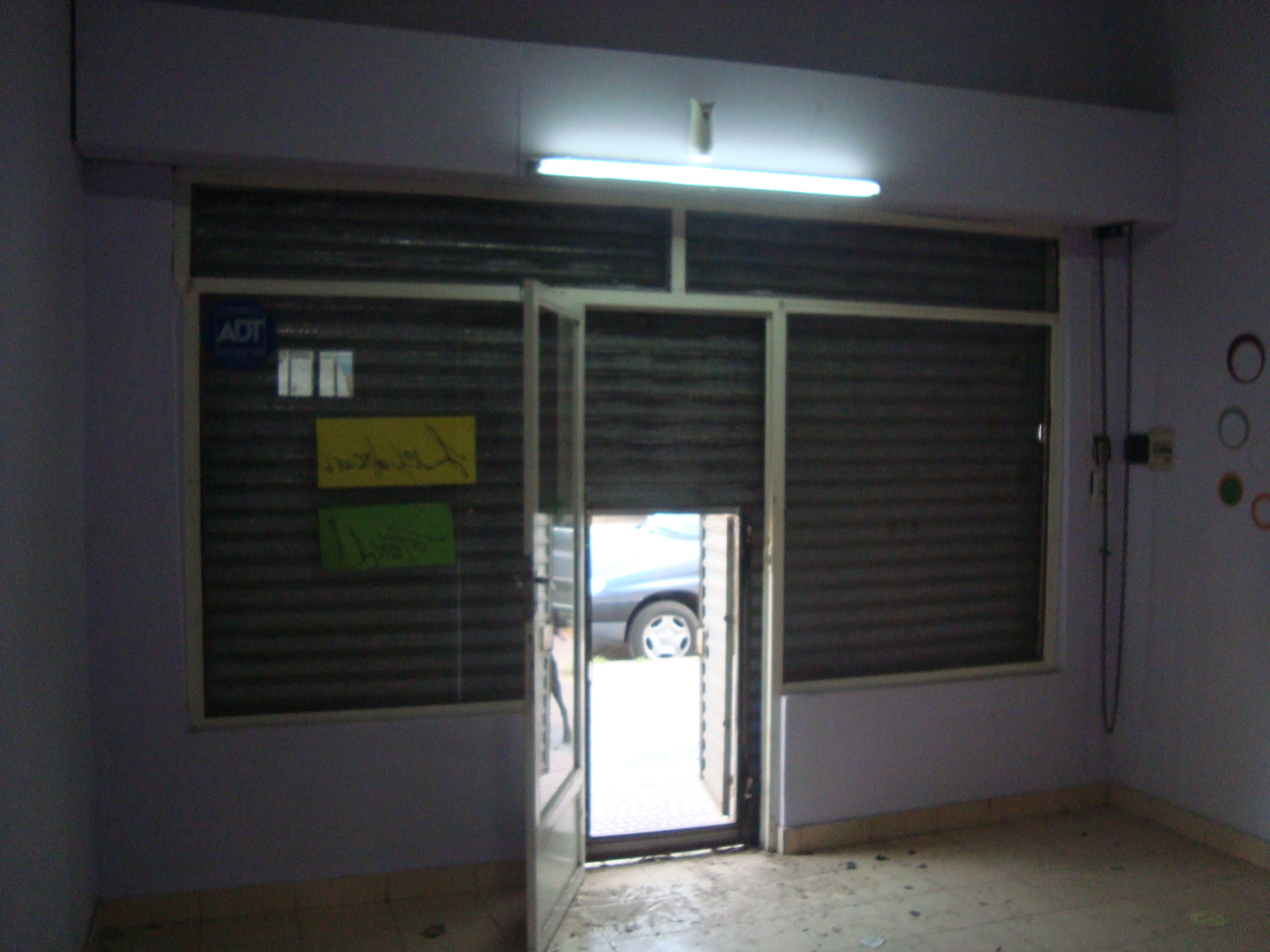 LONGCHAMPS: 5 LOCALES EN VENTA. OPORTUNIDAD DE INVERSION. ESQUINA CCIAL.PARADA COLECTIVO EN LA PUERTA.