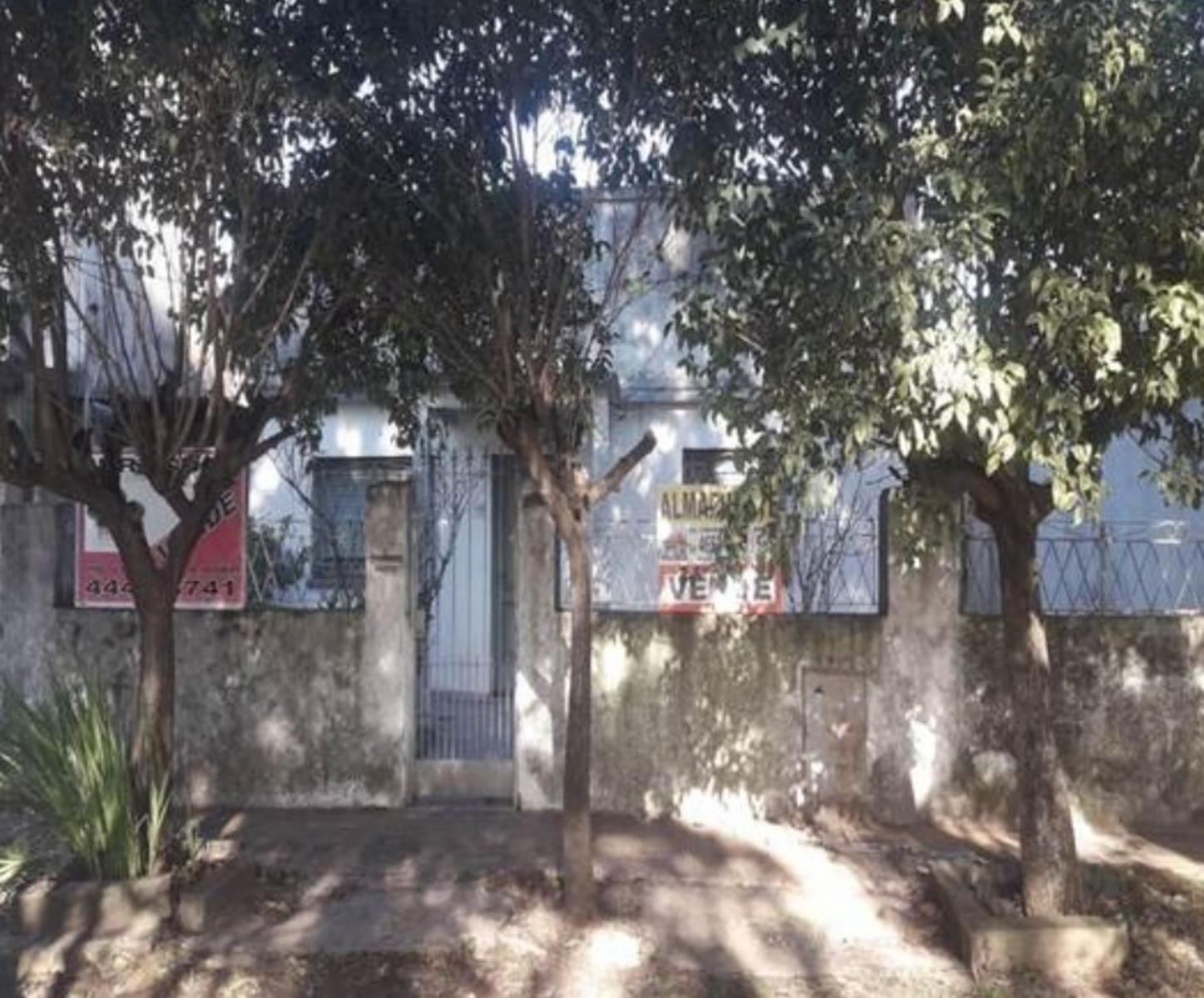 Lote de 10 x 30 Metros, Dos viviendas. A reciclar nuevo valor.