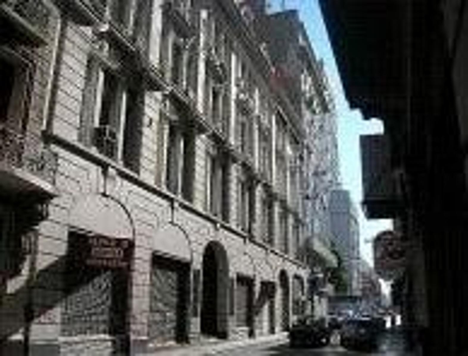 Excelente oficina desarrollada en dos unidades en edifIcio con seguridad y portería 24 hs..