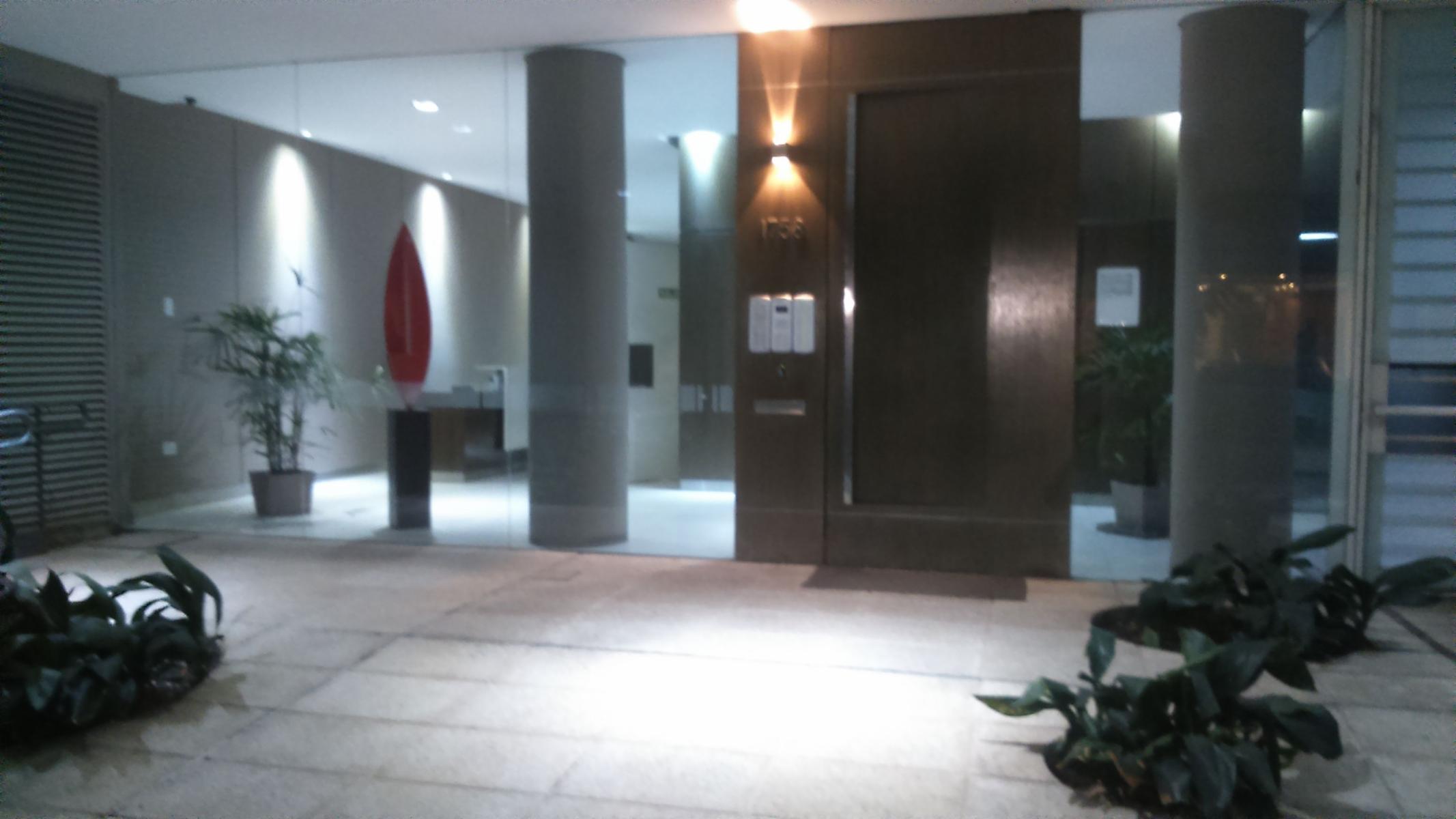 AMPLIA OFICINA CONSULTORIO SHOWROOM CON COCHERA