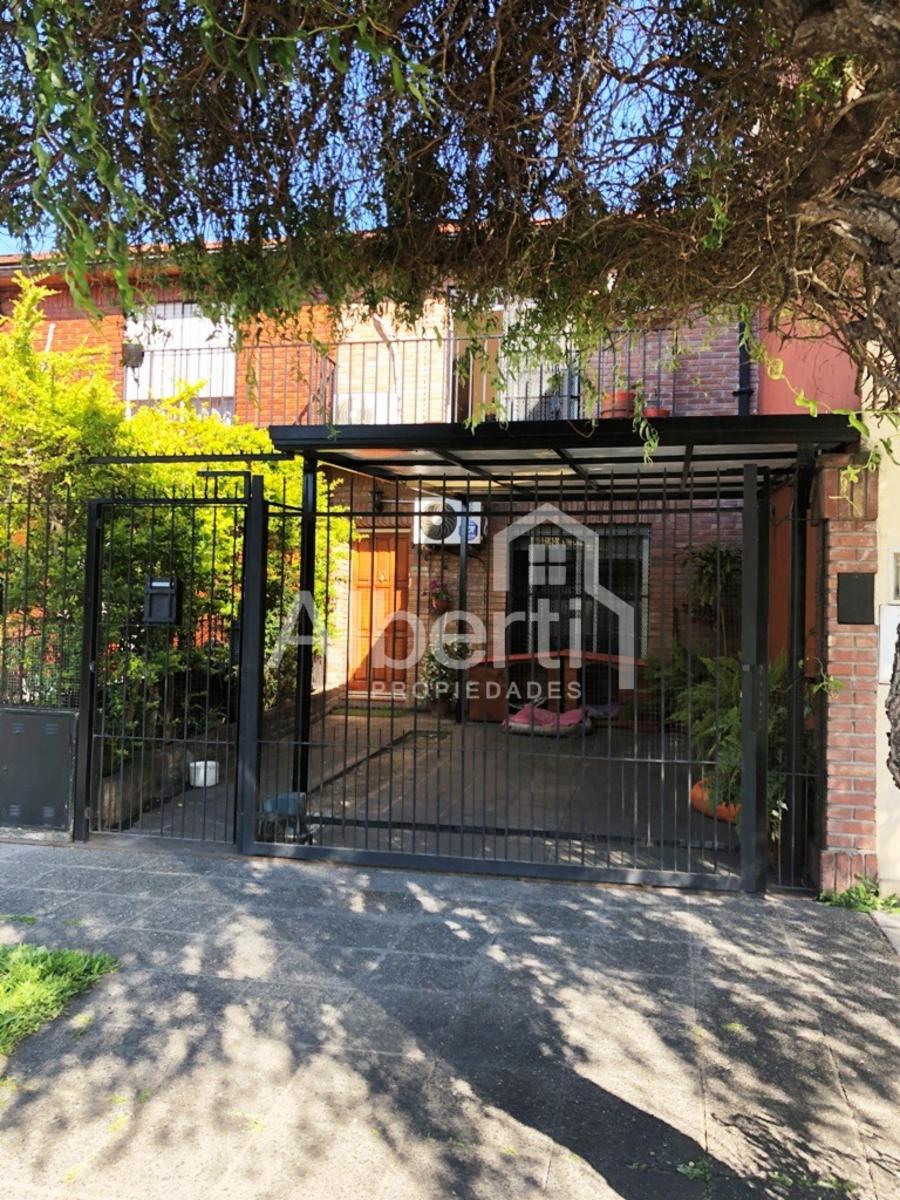 Excelente dúplex al frente de 3 ambientes con cochera y fondo parquizado.