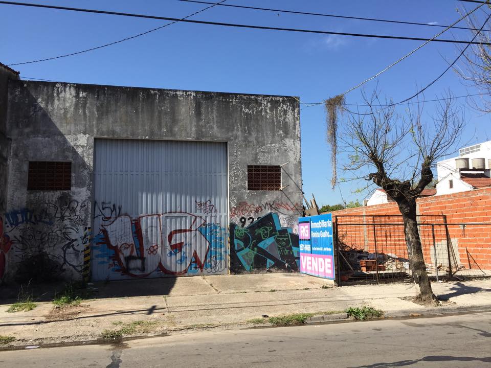 Galpón de 200 mts con entrada de camión, en lote de 16.60x35.