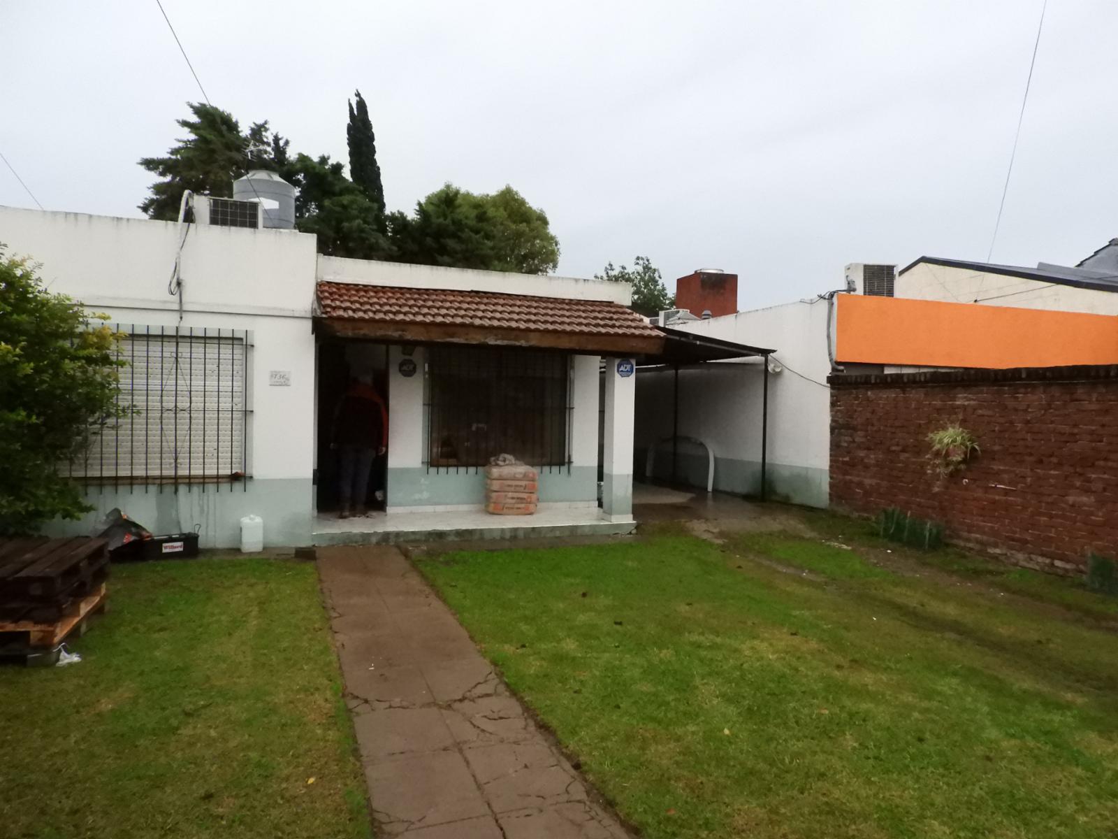 Excelente propiedad multifamiliar, dos casa de tres ambientes sobre lote de 10 x 35 en Garin