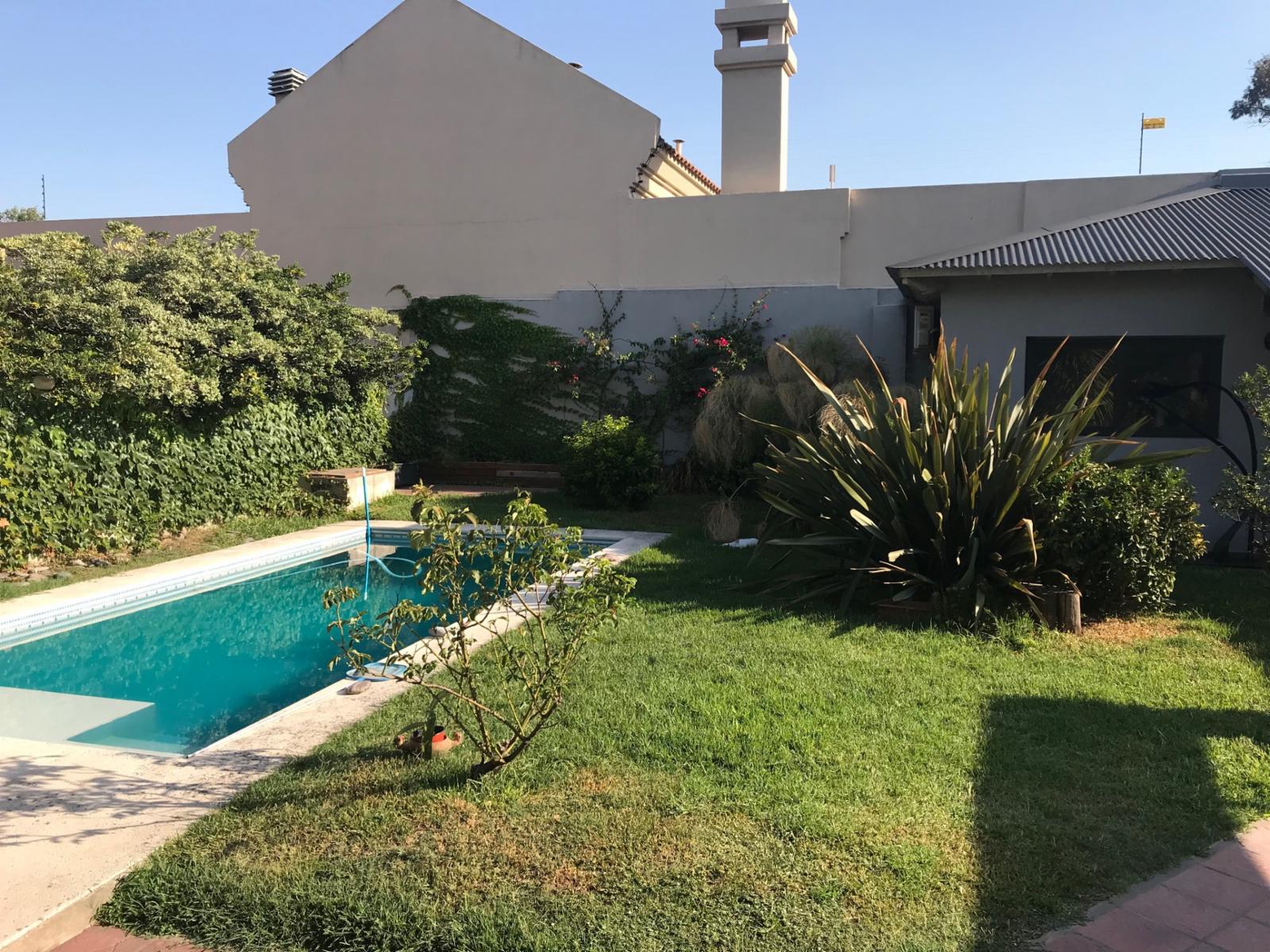 CASA 2 PLANTAS JARDIN Y PISCINA