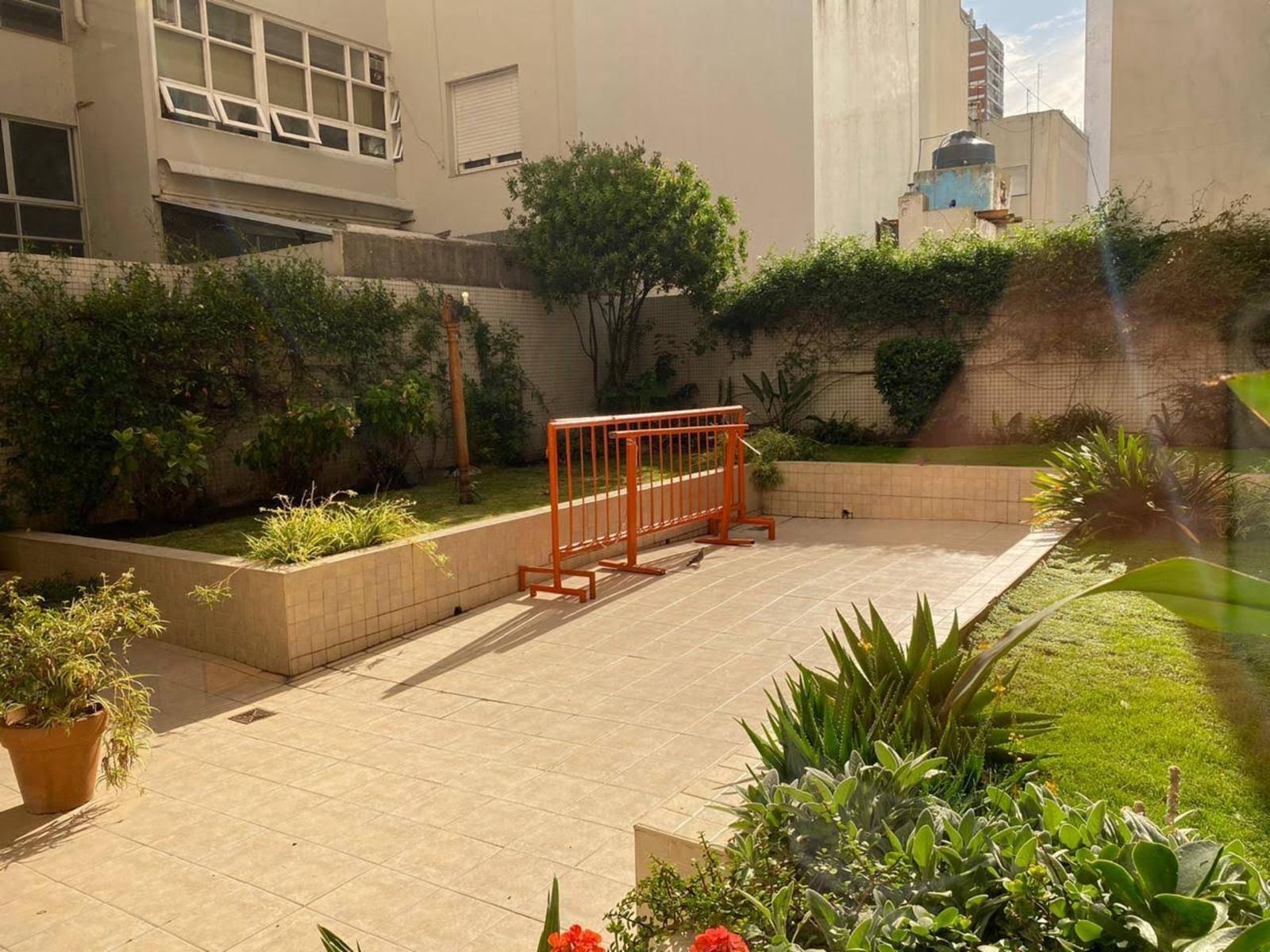 EN VENTA DEPARTAMENTO DOS AMBIENTES CON COCHERA.-