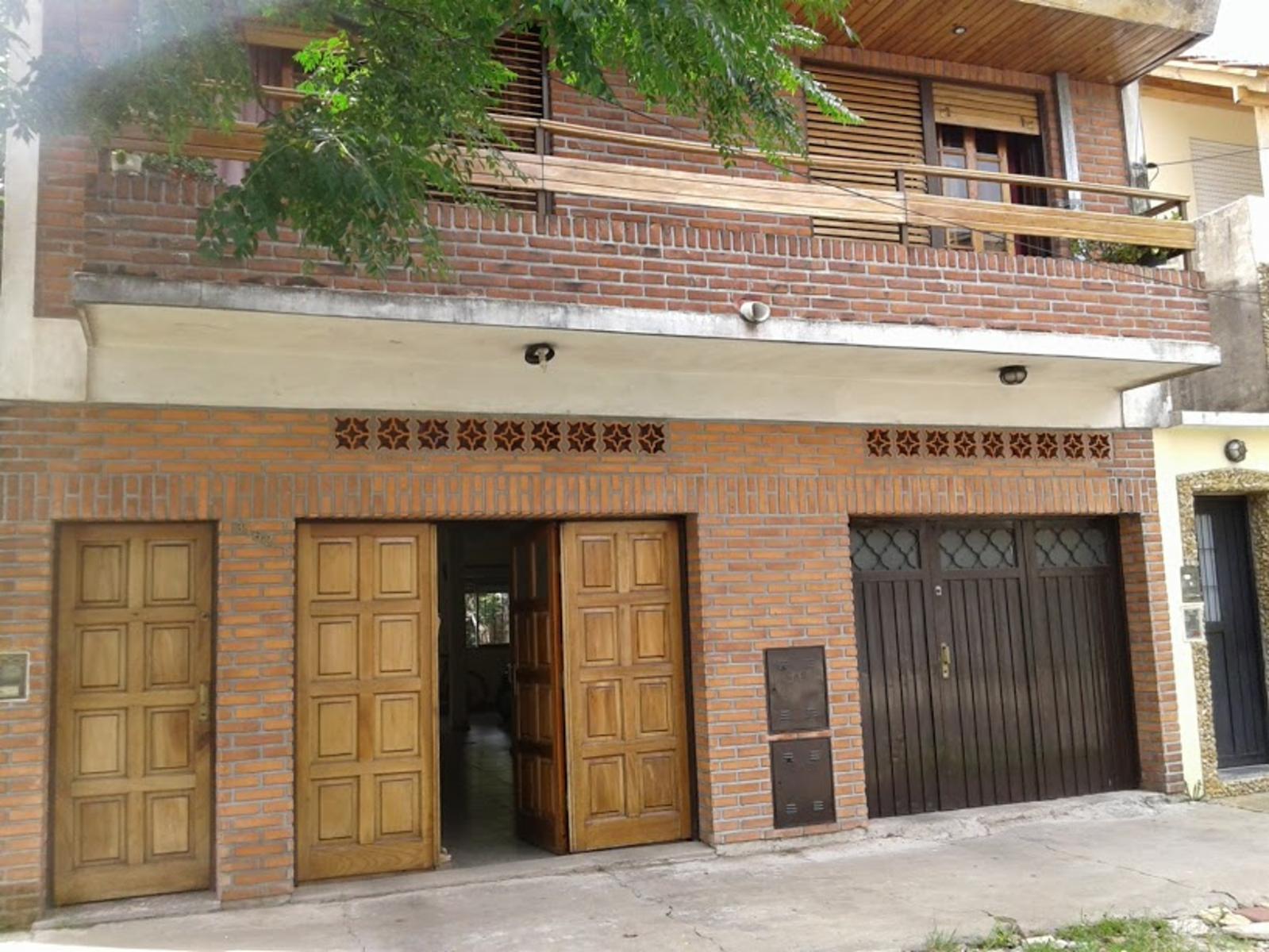 CHALET 4 AMBIENTES COCHERA PARA 4 AUTOS Y FONDO LIBRE ZONA CASEROS