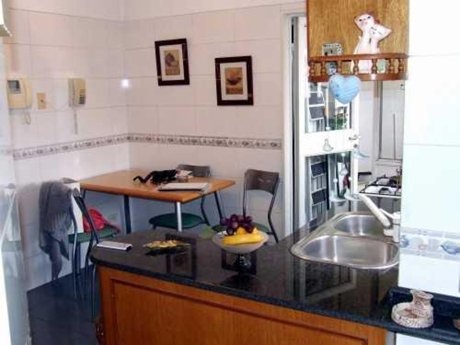 ALQUILER TEMPORAL VILLA URQUIZA SEMIPISO AL Fte CON BALCÓN 3 AMBIENTES 2 DOR 2 BAÑOS living comedor, lavadero, cochera, loza radiante, amueblado equipado para 4 per, valor mensual más expensas