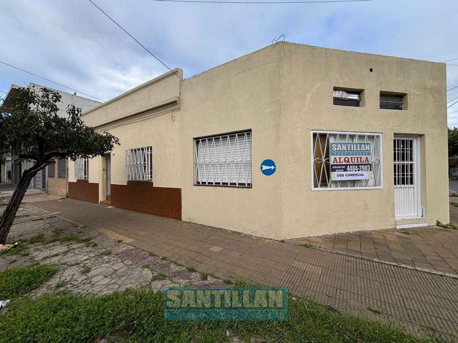 Casa 4 ambientes con garaje cubierto y patio. San Justo. Uso comercial.