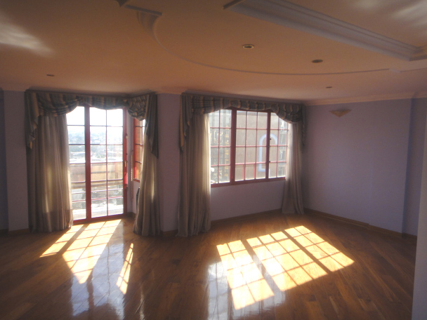V374 Moron Venta Amplio Departamento 3- 4 amb. con Cochera cubierta, quincho y terraza propia