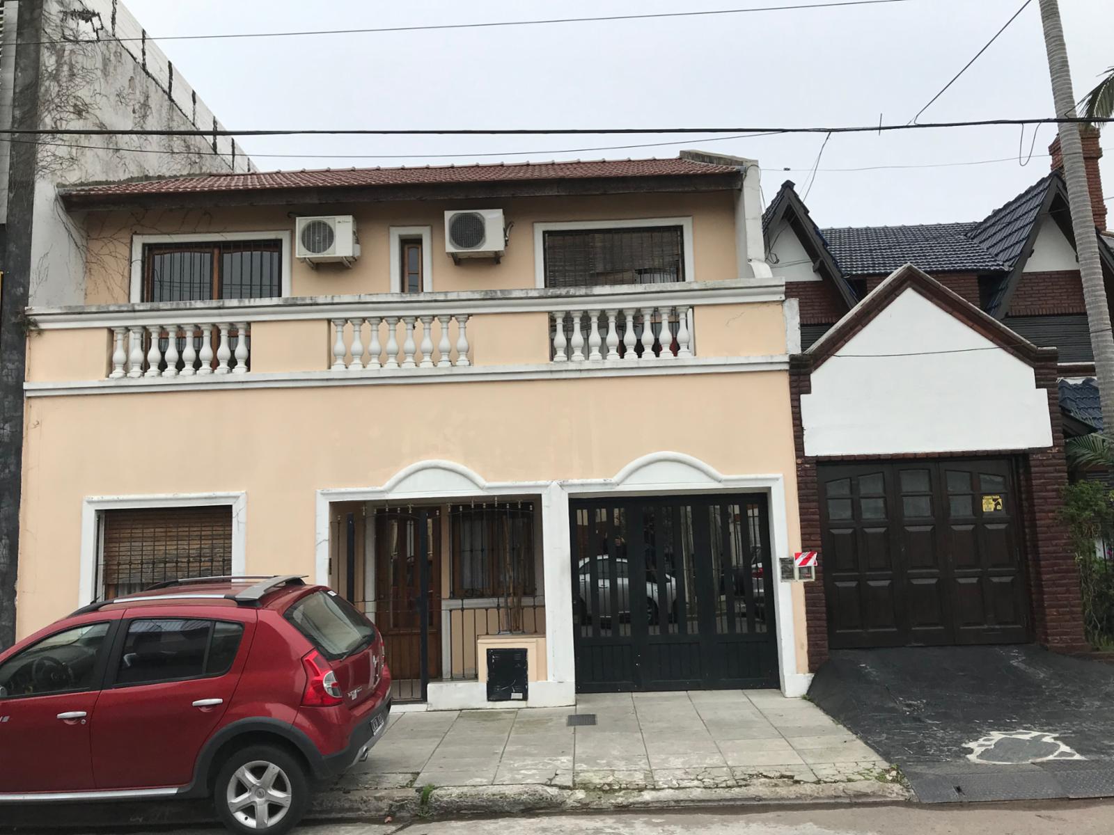 Excelente chalet en 2 plantas 4 ambientes con gran fondo libre, piscina de hormigon y depto al fondo ACEPTO DEPTO o PH MENOR VALOR ACEPTO VALORES 