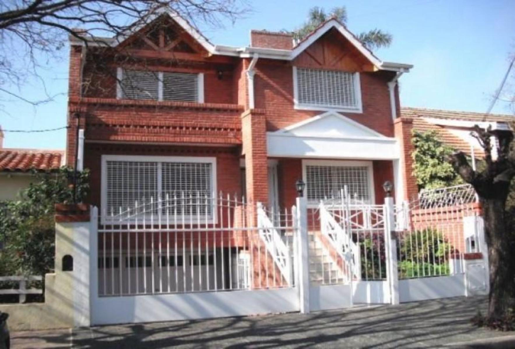 Acassuso vías a Av. Libertador chalet  de excelentes terminaciones como a estrenar