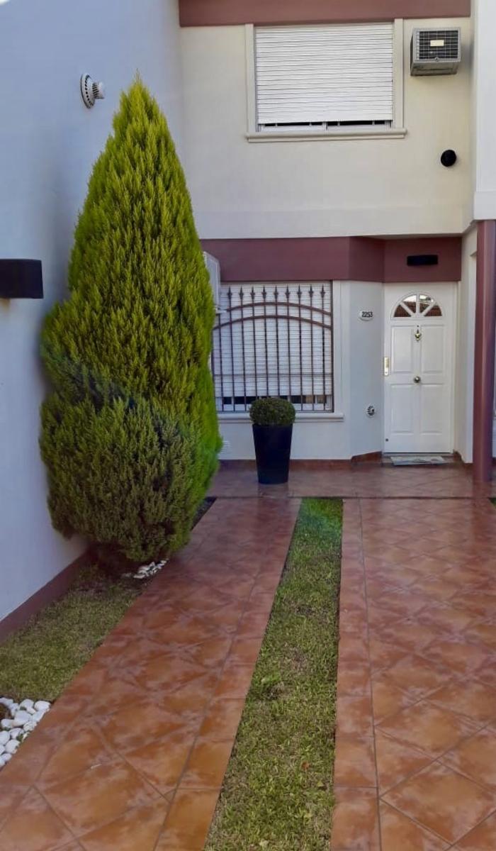 EXCELENTE TRIPLEX DE 4 AMBIENTES CON COCHERA PARA DOS AUTOS Y PISCINA. IMPECABLE ESTADO. VILLA LUZURIAGA