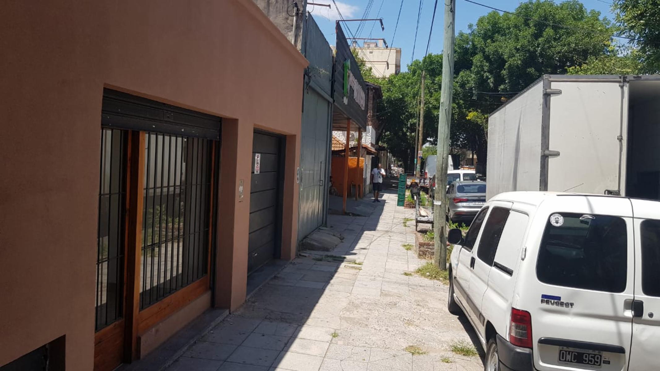 LOCAL COMERCIAL DE  15 m2 APROXIMADAMENTE CON PERSIANA METÁLICA, VIDRIERA CON REJAS Y BAÑO. DIVERSOS RUBROS Y PLANOS APTOS PARA HABILITACIÓN.
