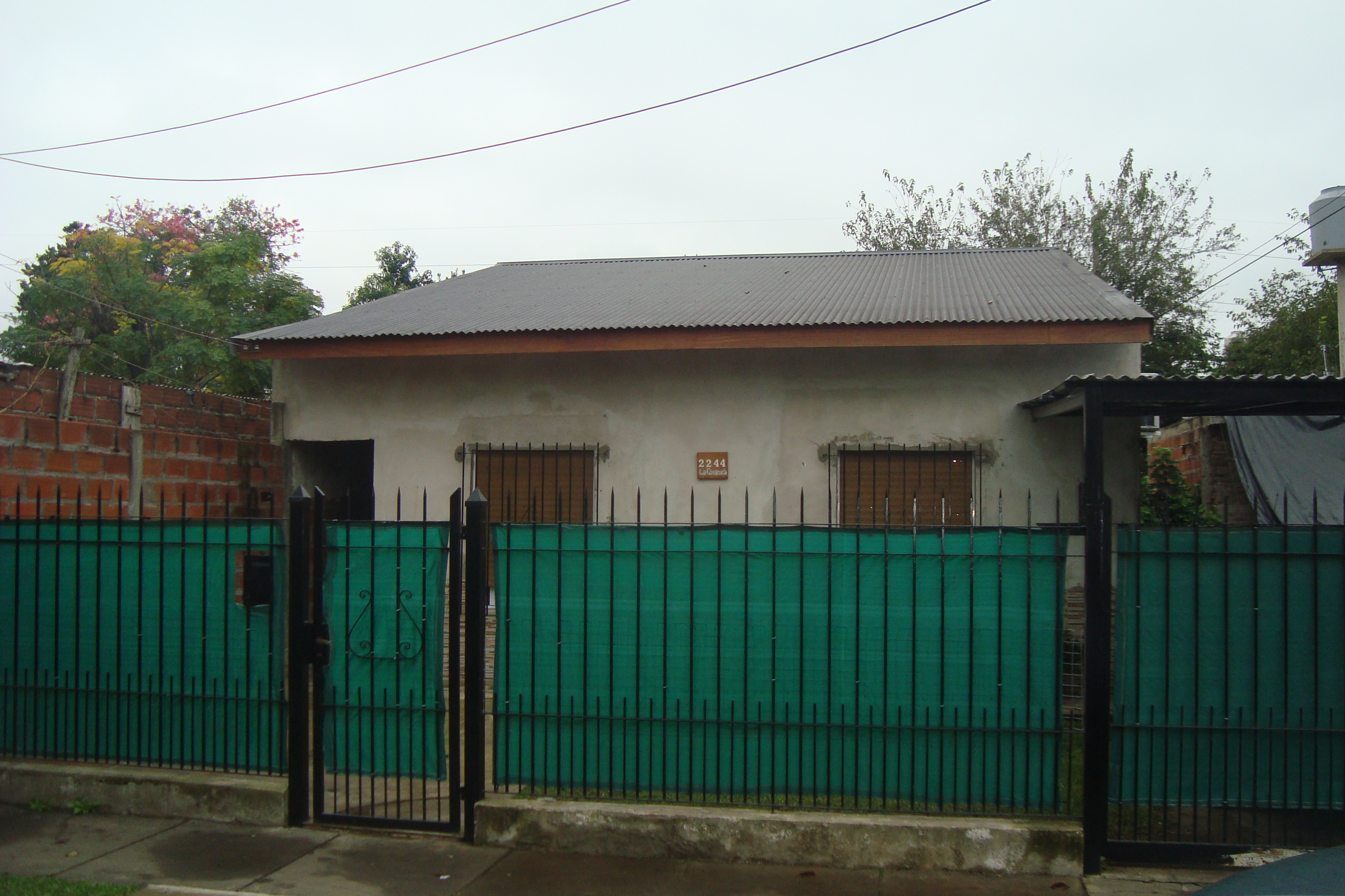 
VENTA O PERMUTA AMPLIA CASA 3 DORM.C/GARAJE/GALERIA CUBIERTA/FONDO LIBRE S/LOTE DE 10X34 MTS