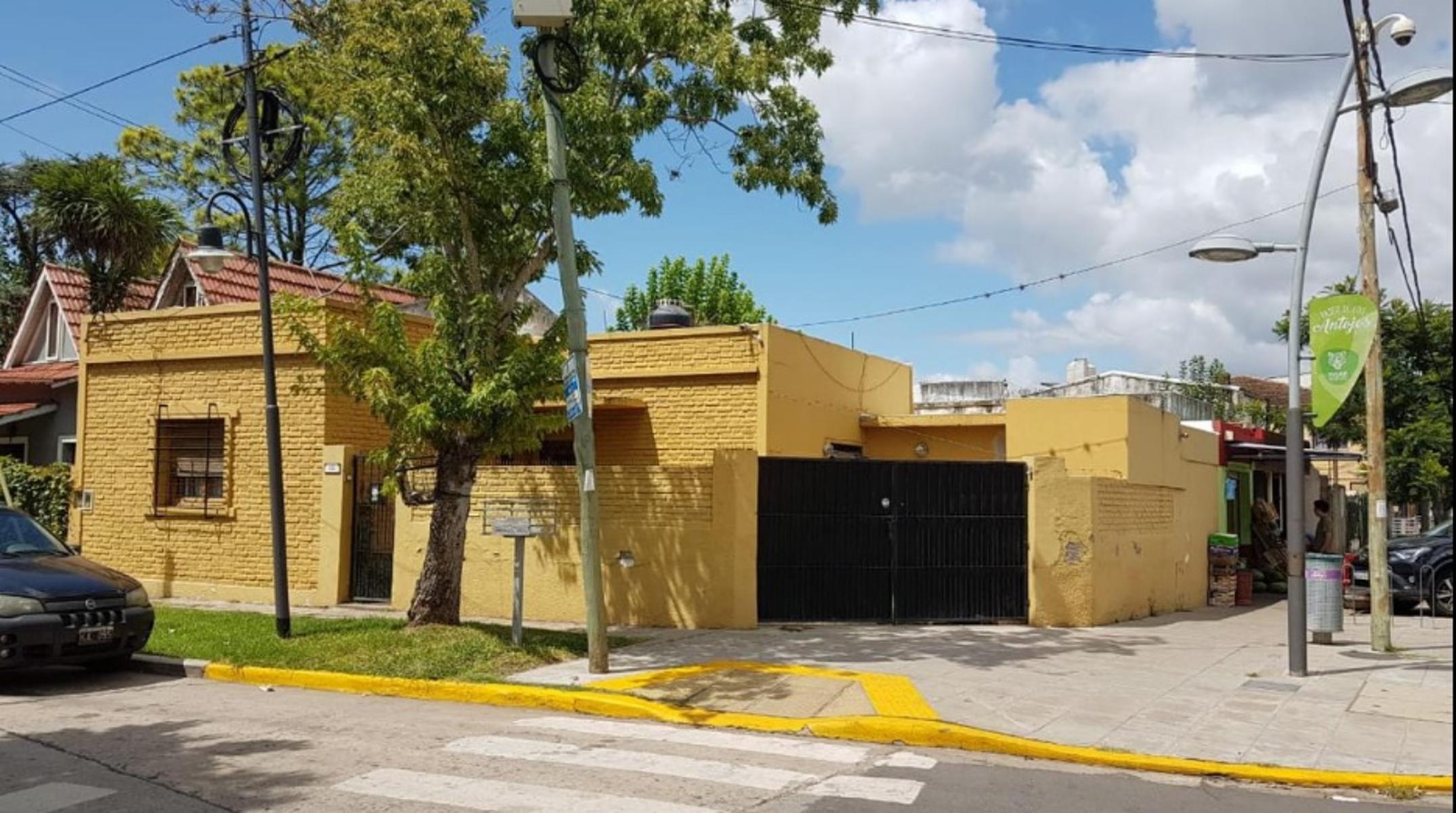 CASA ENESQUINA  3/4 AMB CON COCHERA LINIERS 1800 TIGRE