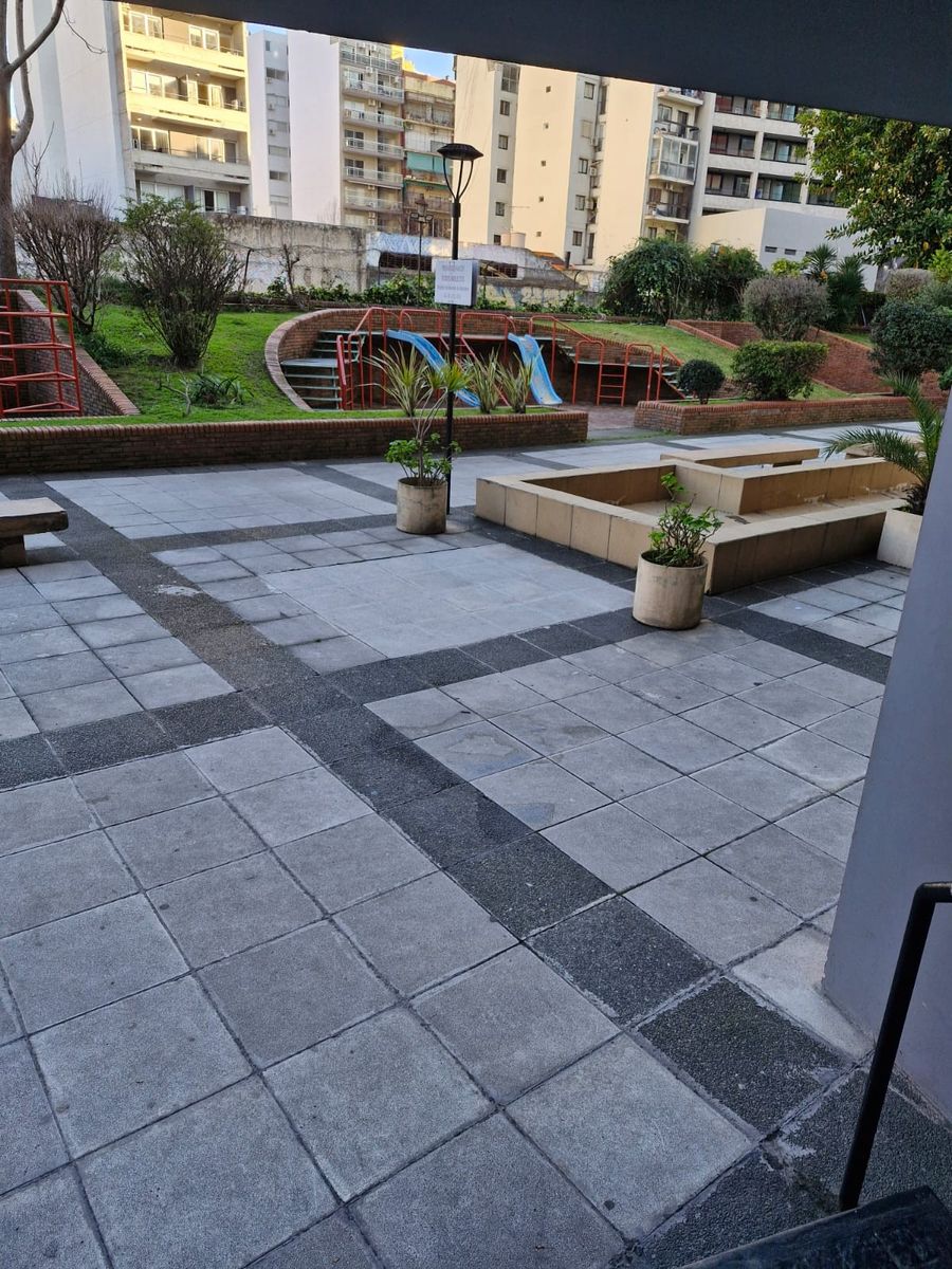 AMPLIO DEPARTAMENTO DE 2 AMBIENTES CON BALCON EN ALMAGRO