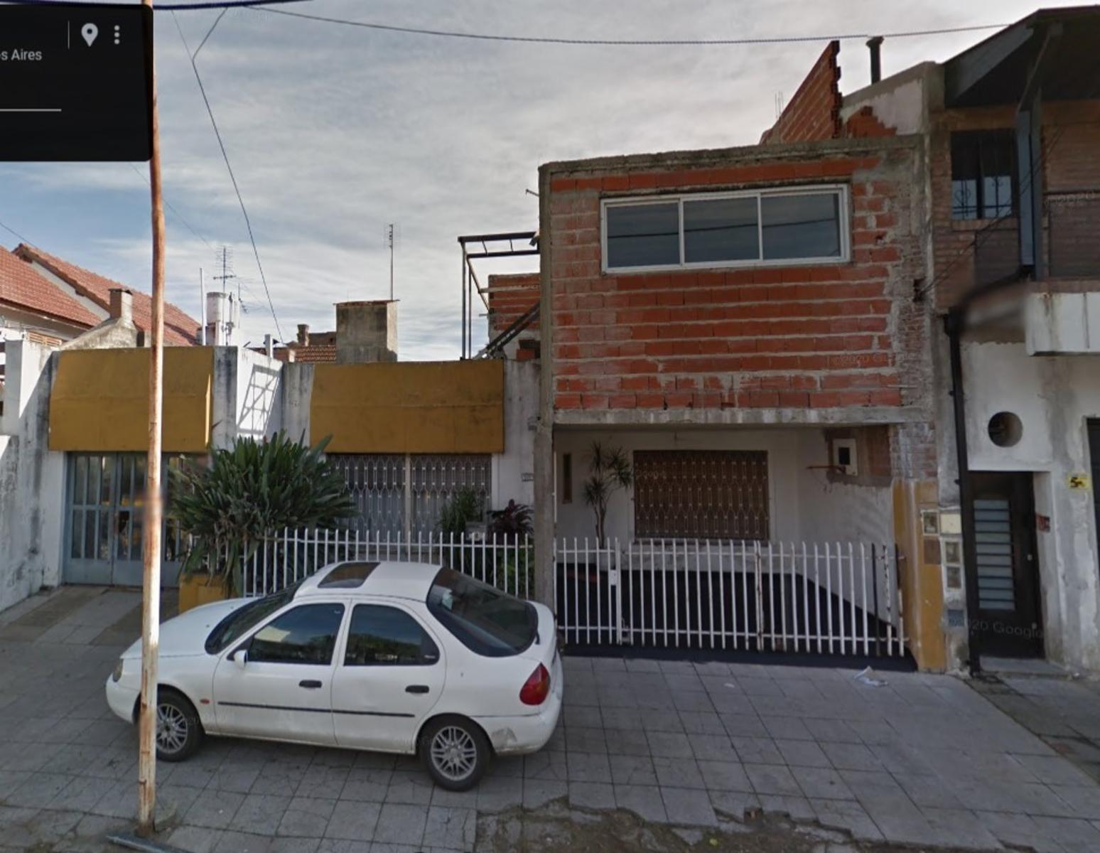 casa ideal 2 familias P. Baja: un 4 ambientes y P.Alta: 3 amb,  lote de 12 x 19