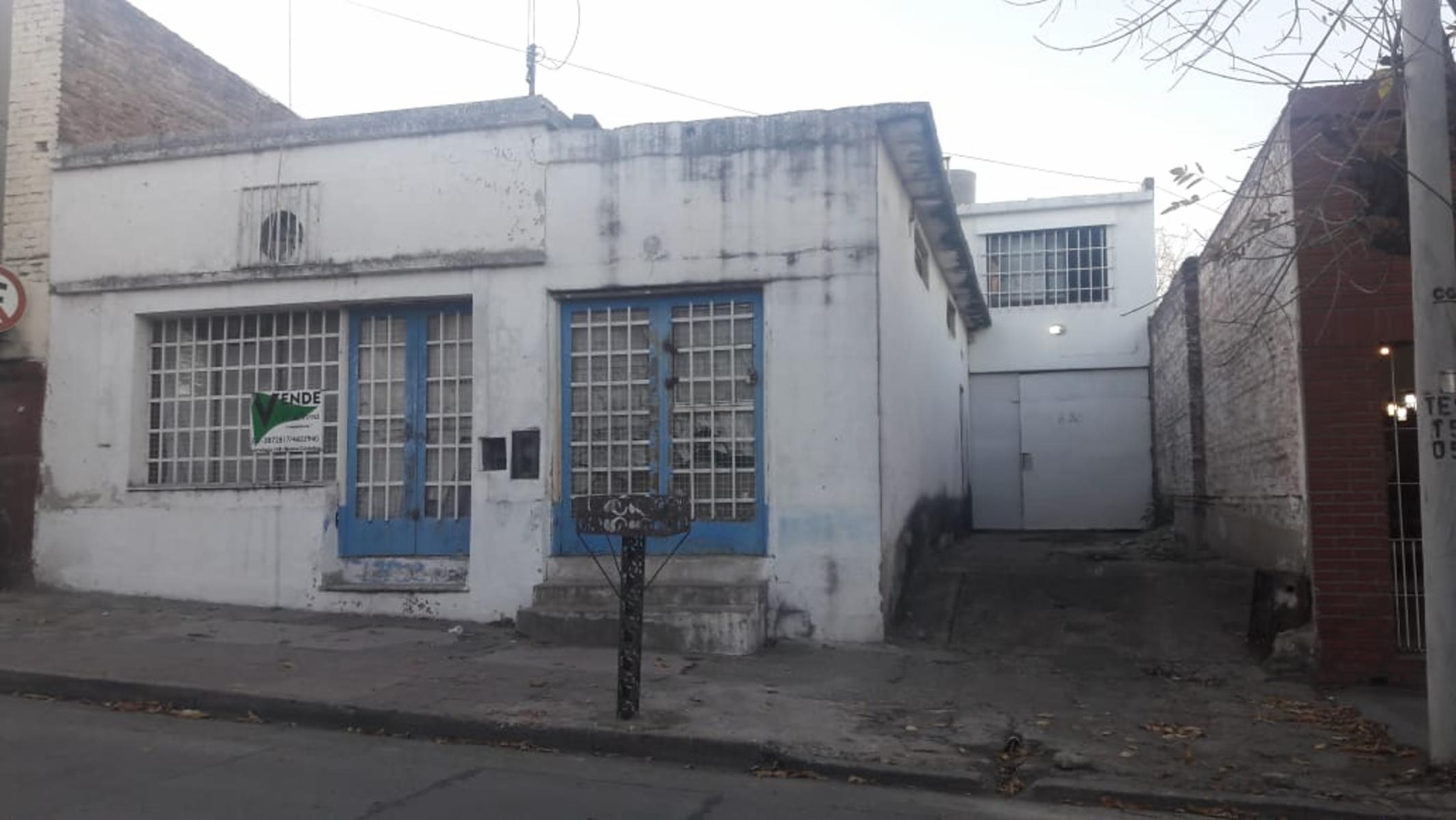 Casa+galpon+local ,ideal supermercado ,Polirubro a mts Elpidio Gonzalez  ,sobre calle Fuencarral (Bella Vista), casi Regalado, ideal inversor  