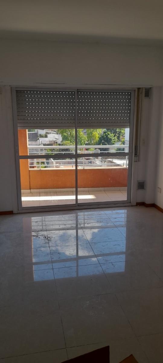 DEPARTAMENTO DOS AMBIENTES 3º PISO AL FRENTE