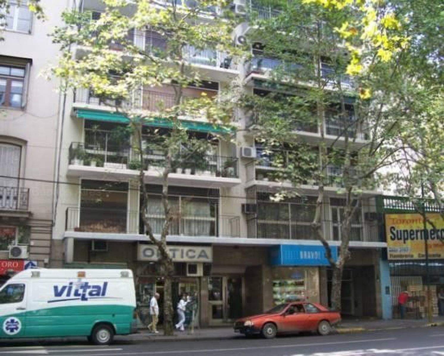 DEPARTAMENTO DE 4 AMBIENTES CON DEPENDENCIA Y COCHERA CUBIERTA.