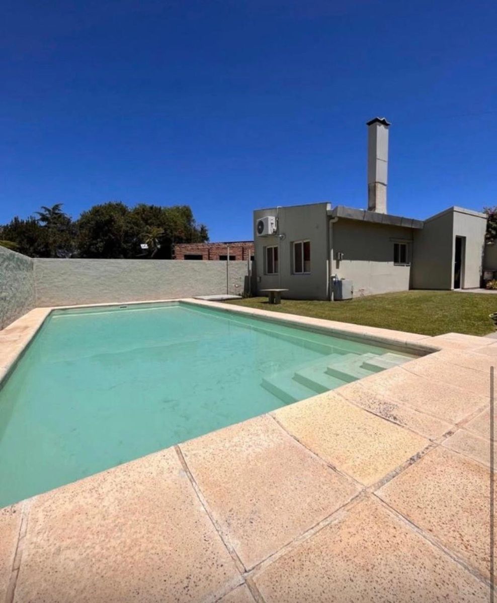 Casa de 3 dormitorios. Muy buena ubicación.