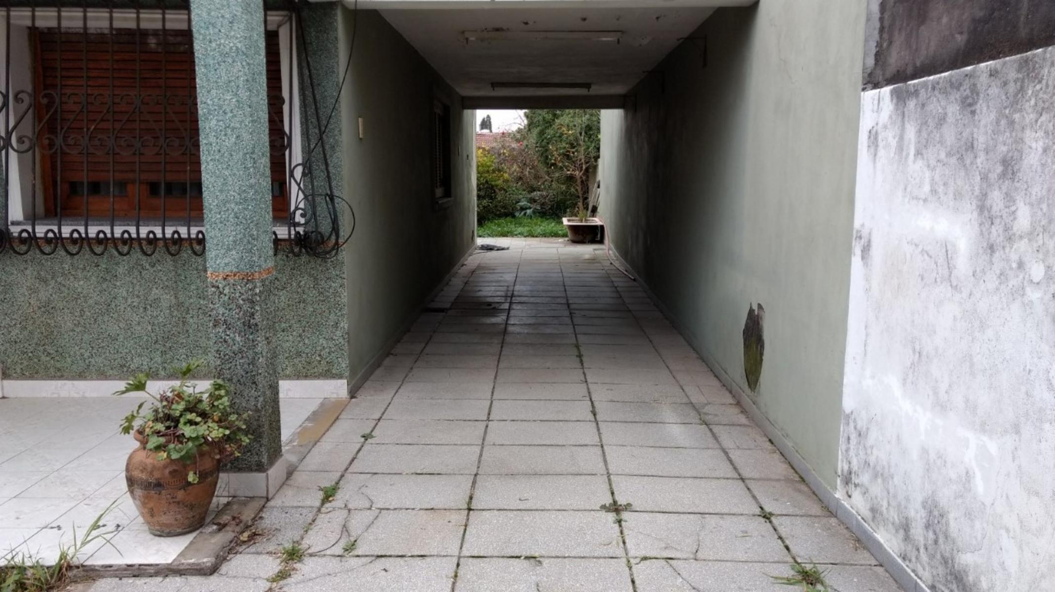 CASA DE 3 AMB. LOTE PROPIO. SUPERFICIE DE TNO 255 MTS. VENTA DIRECTA.