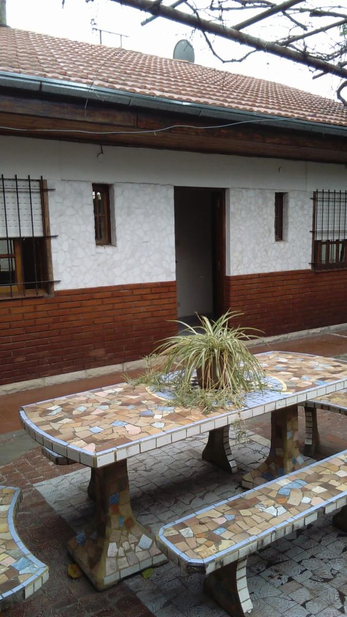 EXCELENTE CASA 3 AMBIENTES AMPLIOS, MAS DEPTO 2 AMB. APTO 2 FAMILIAS, ENTRADA DE AUTO PASANTE, GARAGE, PATIO CON LAVADERO Y PARRILLA FONDO LIBRE, TERRAZA