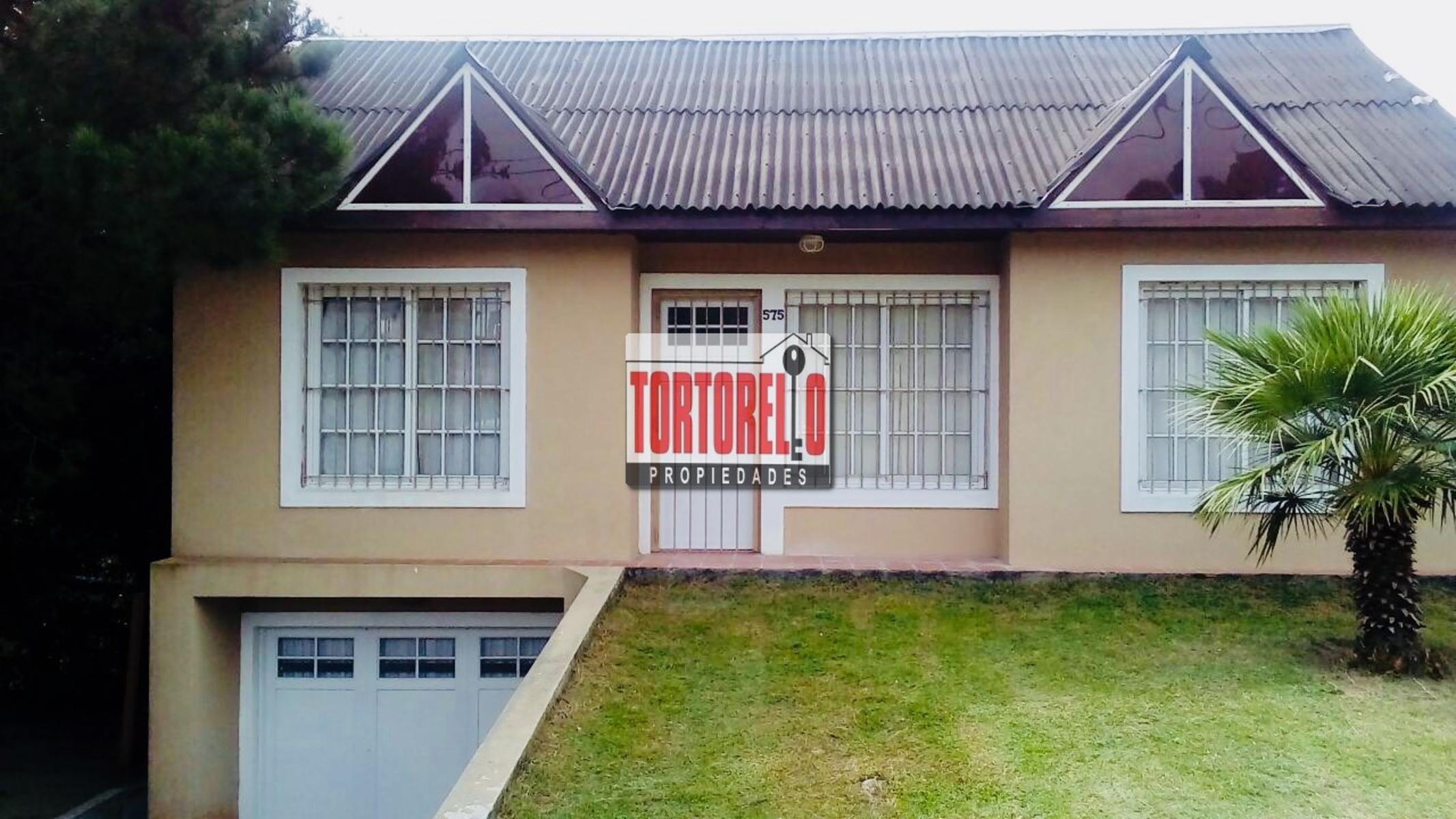 Venta en bloque. Dos propiedades sobre espectacular  lote de 15 x 23.52mts. En Pinamar.