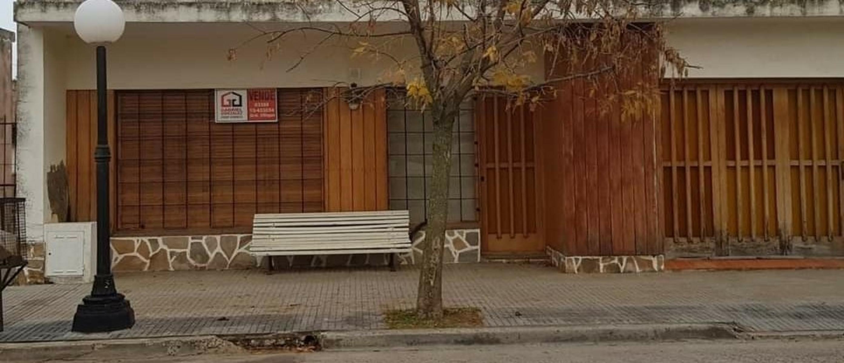 Casa de tres dormitorios. Muy buena ubicación. Servicios.